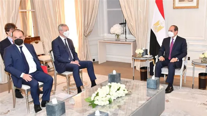 الرئيس السيسي يستقبل وزير الاقتصاد والمالية الفرنسي بمقر لإقامته فى باريس