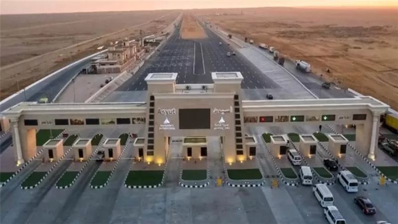 بالصور | بطول 230 كم.. الوزير يتابع جاهزية المرحلة الأولى من طريق 