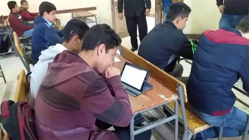 التعليم توجه طلاب الثانوية العامة بتفعيل تطبيق تنويهات على التابلت