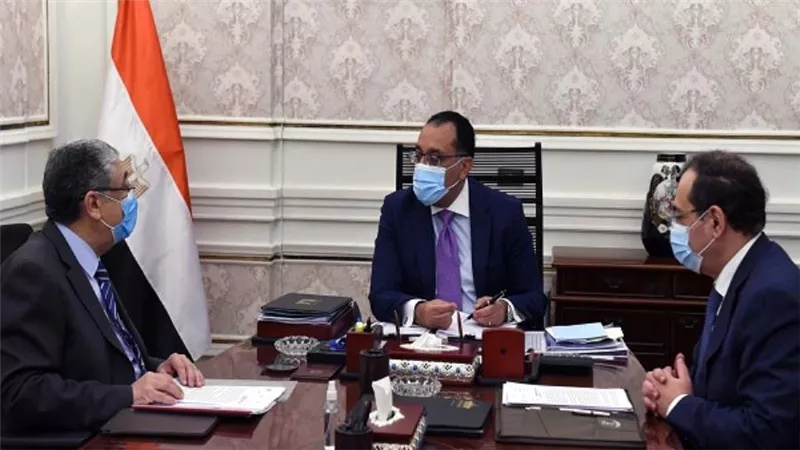 بالصور | مدبولي يتابع موقف مشروعات وزارتي الكهرباء والبترول ضمن 
