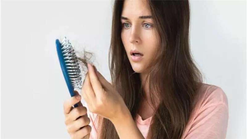 تساقط الشعر بعد الإصابة بكورونا.. طرق للتخلص منه 