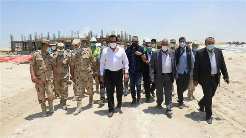 بالصور |  د. خالد عبدالغفار يتفقد الأعمال الإنشائية بجامعة قناة السويس الأهلية