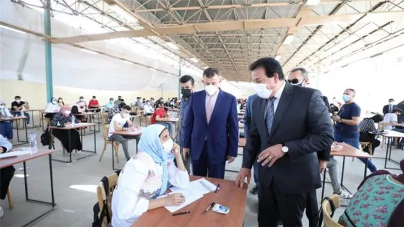 بالصور.. د. خالد عبد الغفار وزير التعليم العالي يتفقد لجان الامتحانات بجامعة عين شمس