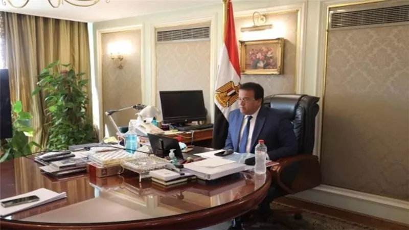 د. خالد عبد الغفار يستعرض تقريرًا حول جهود مركز بحوث وتطوير الفلزات