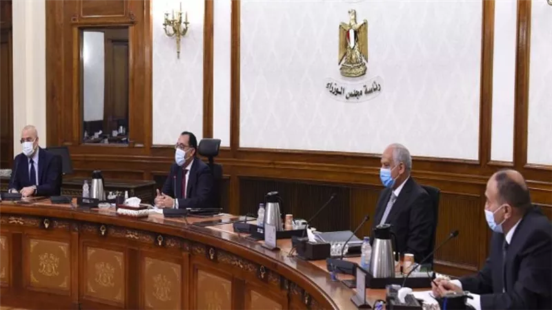 بالصور | رئيس الوزراء يتابع مخططات تطوير الطرق والمحاور المرورية بالجيزة