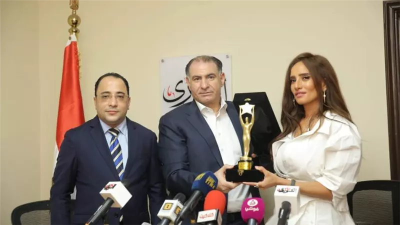 «الشورى» تكرم النجمة زينة على مجمل أعمالها الفنية وتمنحها درع 