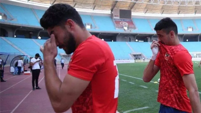 بعد تعرضهم للاختناق..لاعبو الأهلي يغادرون ملعب مباراة الترجي  