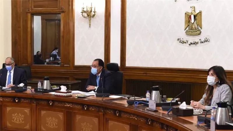 مدبولي يستعرض مع محافظ البنك المركزي المبادرات الموجهة لدعم القطاعات الاقتصادية المختلفة