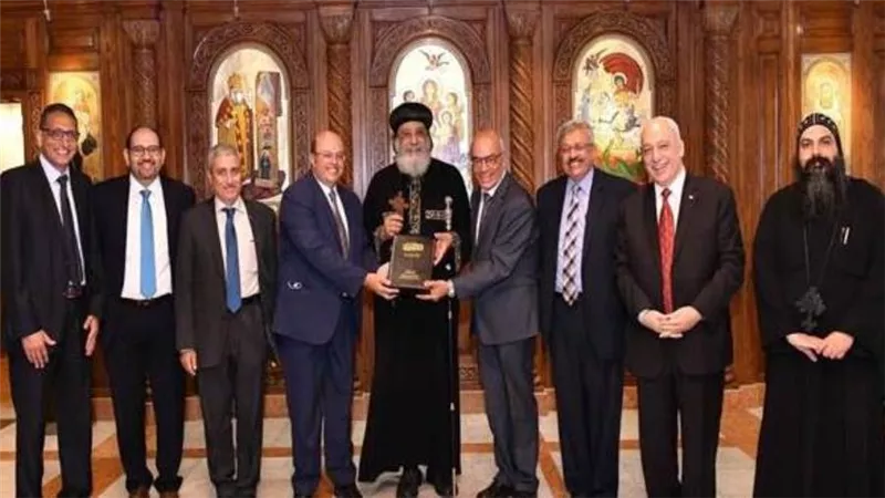  البابا تواضروس يستقبل وفدًا من دار الكتاب المقدس بالمقر البابوي 