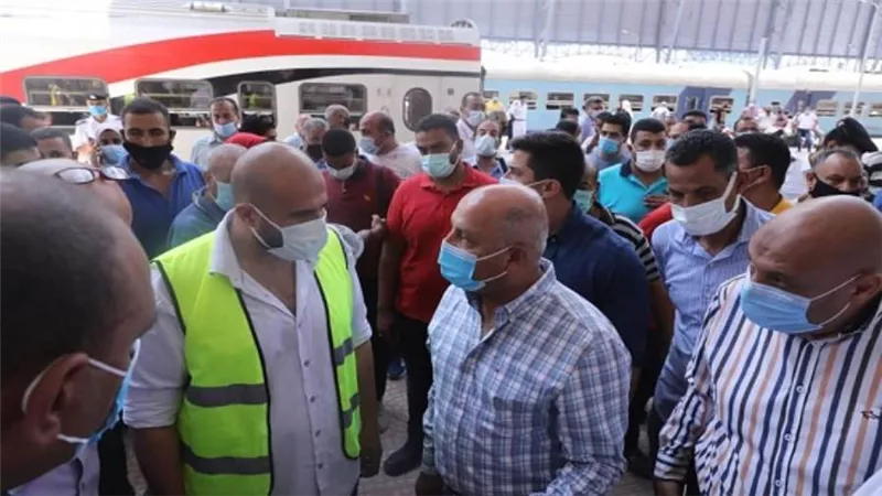 بالصور | الوزير يحيل ناظر محطة مصر بالإسكندرية وعدد من مسئولي الحجز للتحقيق الفوري