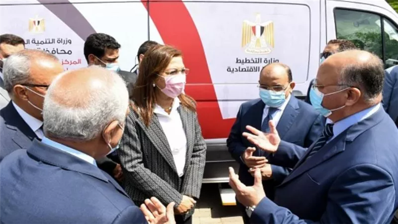 التخطيط: سيارات المراكز التكنولوجية المتنقلة لخدمة المواطنين تشارك في موقع معدات 