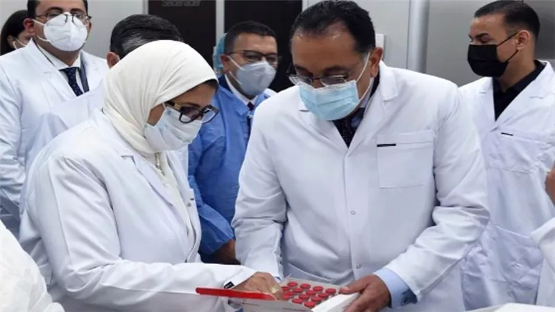 بالصور | رئيس الوزراء يشهد إنتاج أول مليون جرعة من لقاح كورونا المصنع محليا بـ