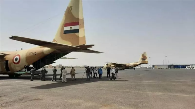 بالصور | وزيرة الصحة: إرسال 38 طنًا من المساعدات الطبية إلى دولة السودان