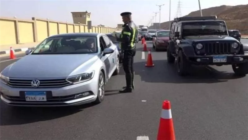 سحب 4145 رخصة سيارة لعدم تركيب الملصق الإلكتروني