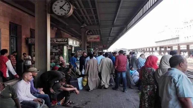 ارتباك فى قطارات محطة مصر بسبب خروج عربتى قطار ركاب عن القضبان