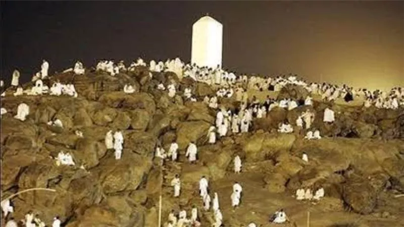 جبل عرفات.. الركن الأكبر للحج.. سمى بذلك لتعارف آدم وحواء عليه