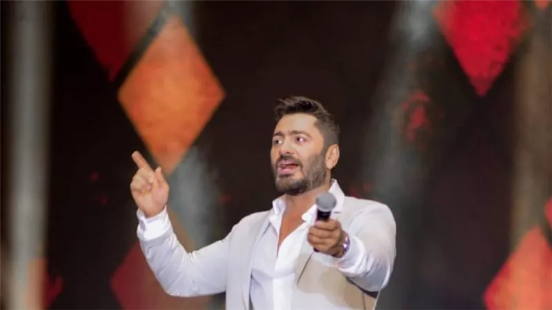 أيقونة الغناء.. تامر حسنى يتألق فى حفل كامل العدد بأبو ظبى بحضور عالمى ضخم