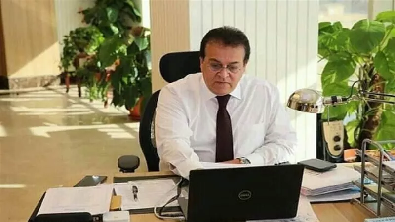 د. خالد عبدالغفار يتلقى تقريرًا حول ندوة التعريف بمبادرة 
