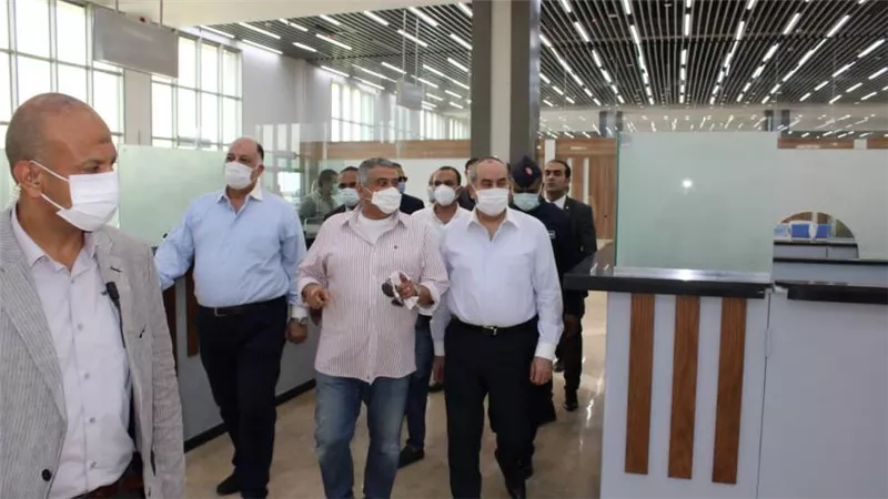 وزير الطيران المدني يتفقد إجراءات التشغيل بمطار العلمين