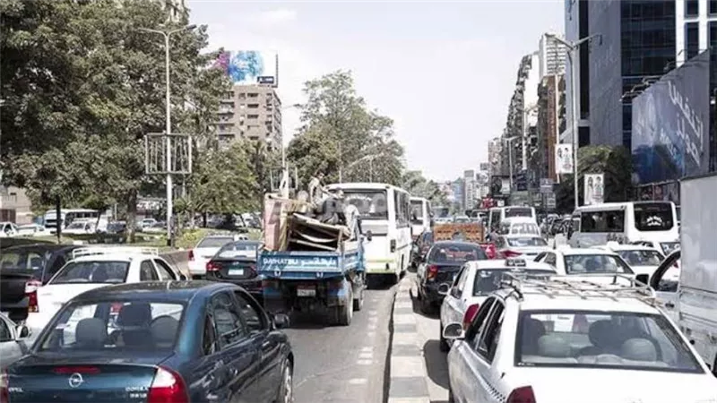 النشرة المرورية.. كثافات متحركة بمحاور القاهرة والجيزة