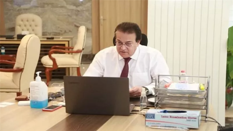 د. خالد عبدالغفار يستعرض تقريرًا حول تنفيذ مسابقة بين الجامعات لاختيار فريق يمثل مصر في 