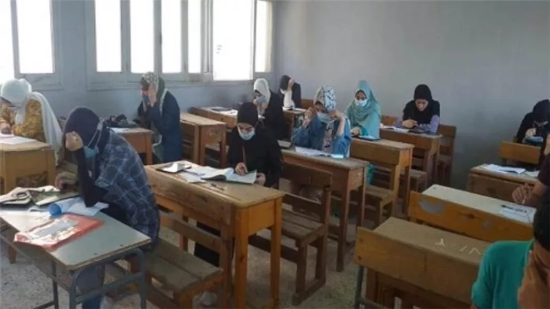 الثانوية العامة 2021 | ضبط طالبة زرعت سماعة بأذنها داخل لجنة امتحان علم النفس 