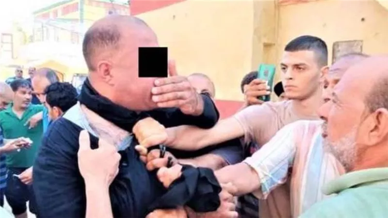 كشفه حديثه بالتليفون.. الأهالي يضبطون رجلاً يتخفى في زي النساء بدكرنس