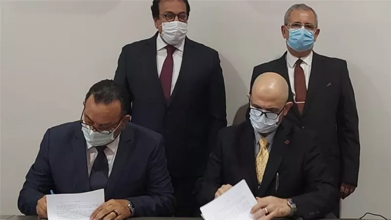 د. خالد عبد الغفار وزير التعليم العالي يستعرض تقريرًا حول جامعة المنصورة الجديدة الأهلية