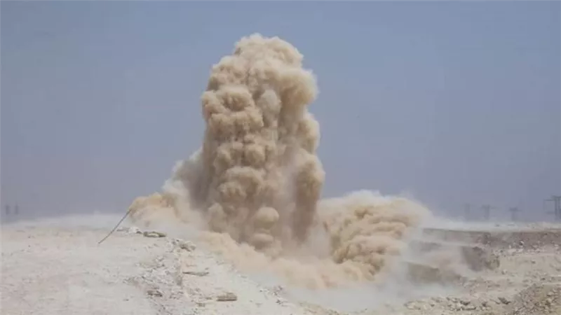 بالصور | وزير النقل يشاهد عدد من التفجيرات لإزالة الصخور المعترضة لمسار القطار الكهربائي السريع