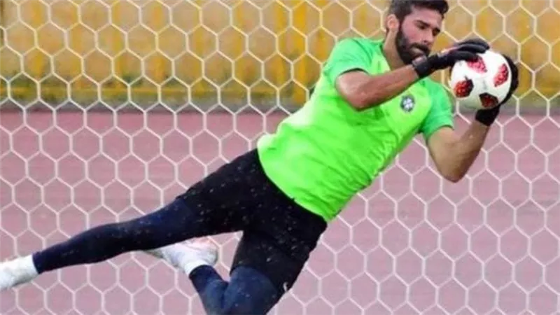 رسميًا.. حارس ليفربول يوقع عقدًا طويل الأمد مع الريدز 