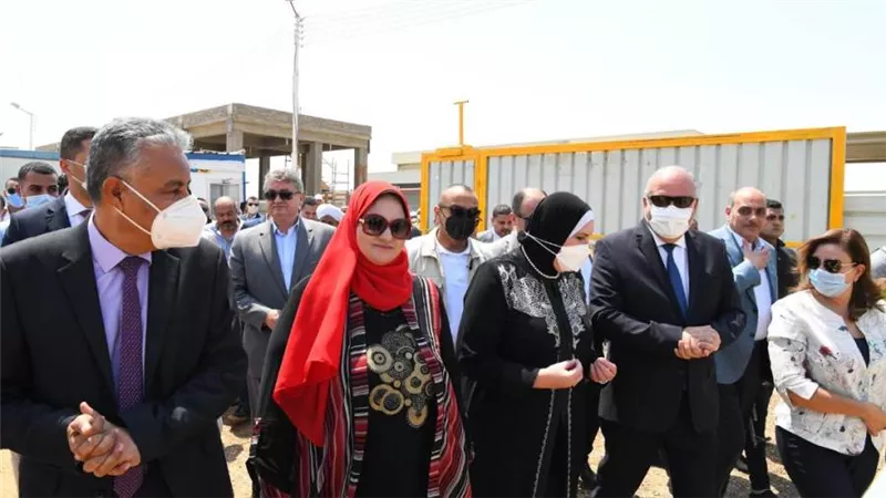 وزيرة التجارة والصناعة ومحافظ قنا يتفقدان عدد من المصانع بالمنطقة الصناعية الاولي بكلاحين قفط 