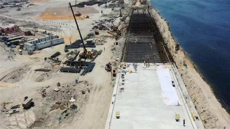 بالصور | وزير النقل يشهد توقيع عقد شراء 4 أوناش رصيف لمحطة ميناء الإسكندرية 