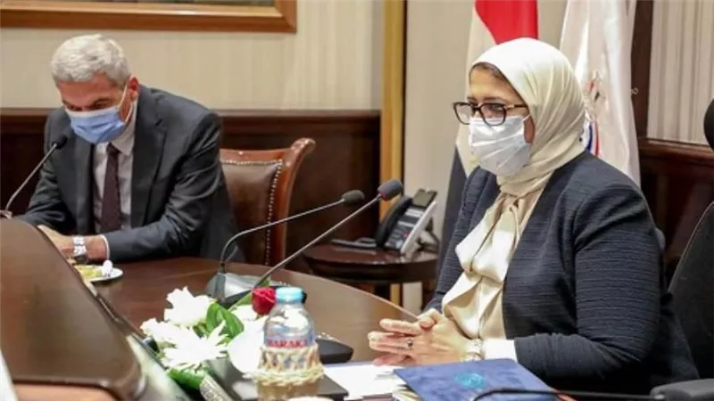 بالصور | وزيرة الصحة تؤكد جاهزية مصانع 