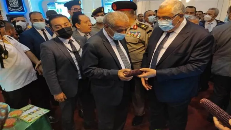 بالصور | وزيرا الزراعة والتموين يفتتحان معرض 
