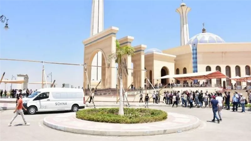 بالصور | نجوم الفن يتوافدون على جنازة دلال عبدالعزيز