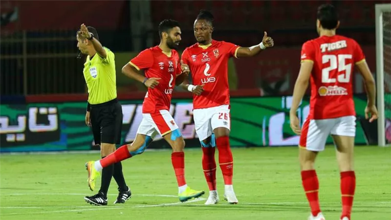 الأهلي يفوز على إنبي بثنائية ويواصل مطاردة الزمالك في الدوري 