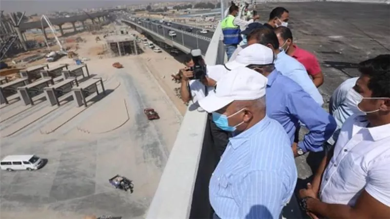 بالصور | وزير النقل يتابع معدلات تنفيذ مشروع التطوير الشامل للطريق الدائري 