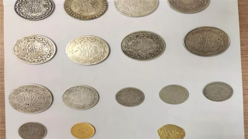 بالصور | ضبط 34 عملة أثرية بمطار القاهرة