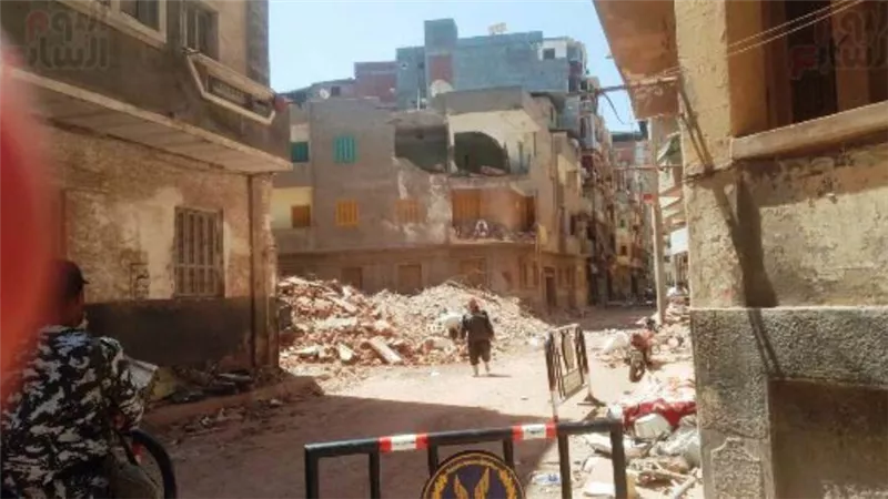 شاهد بالصور..ارتفاع ضحايا عقار دمنهور المنهار لـ5 بعد استخراج جثة سيدة من تحت الأنقاض
