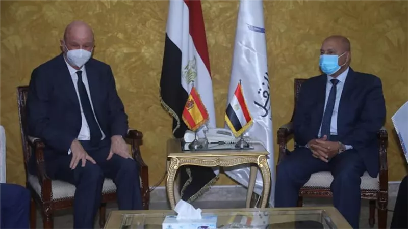 السفير الإسباني بالقاهرة يشيد بإنجازات الرئيس السيسي في قطاع النقل