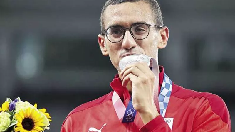 نقيب المهندسين يكرم البطل الأوليمبي أحمد الجندي ويمنحه درع النقابة