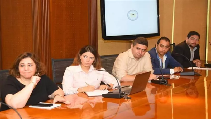 بالصور | وزيرة الهجرة تجتمع بغرفة العمليات لمتابعة تسجيل المسافرين للحصول على لقاح كورونا 