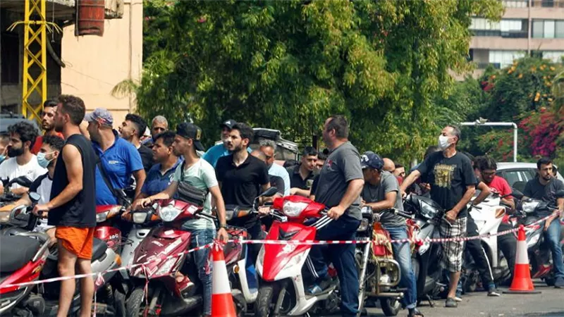 احتجاجات وقطع طرقات في لبنان بسبب فقدان المحروقات من محطات الوقود