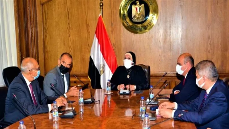 بالصور | وزيرة التجارة: جذب الشركات العالمية لتوطين صناعة السيارات بمصر 