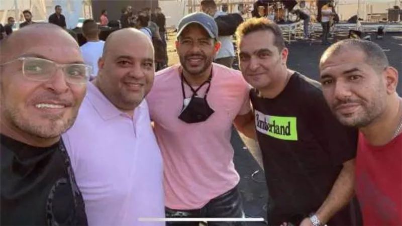 محمد حماقي ينتهي من بروفات حفله بالساحل