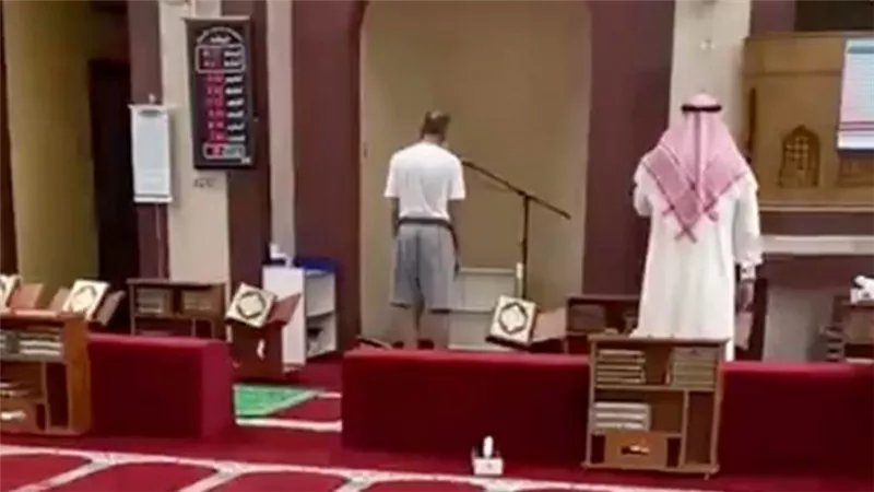 الأوقاف الكويتية تُقرر إيقاف «مؤذن الشورت»