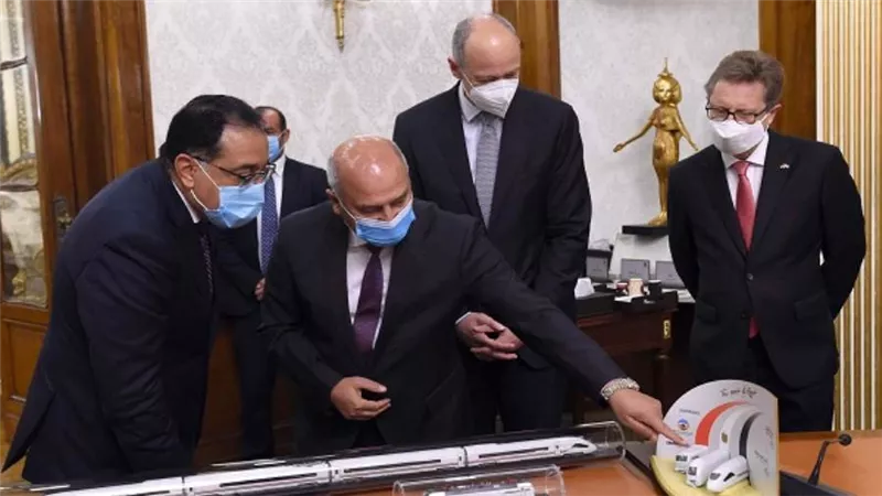 بالصور | وزير النقل: القطار السريع محور جديد للربط بين البحرين الأحمر والمتوسط (تفاصيل)