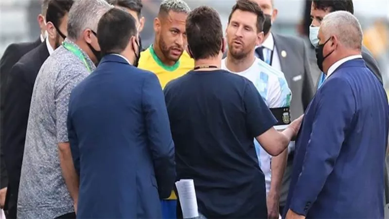 «فيفا» يفتح تحقيقًا في أحداث مباراة البرازيل والأرجنتين بتصفيات المونديال 