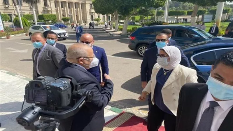 وزيرة الصحة تصل مقر جامعة القاهرة لتفقد مراكز تطعيم كورونا