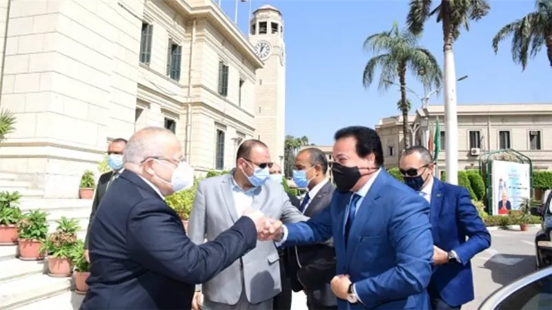 وزيرا التعليم العالي والصحة ورئيس جامعة القاهرة يتفقدون عمليات تطعيم طلاب الجامعة ضد كورونا استعدادًا للعام الدراسي الجديد